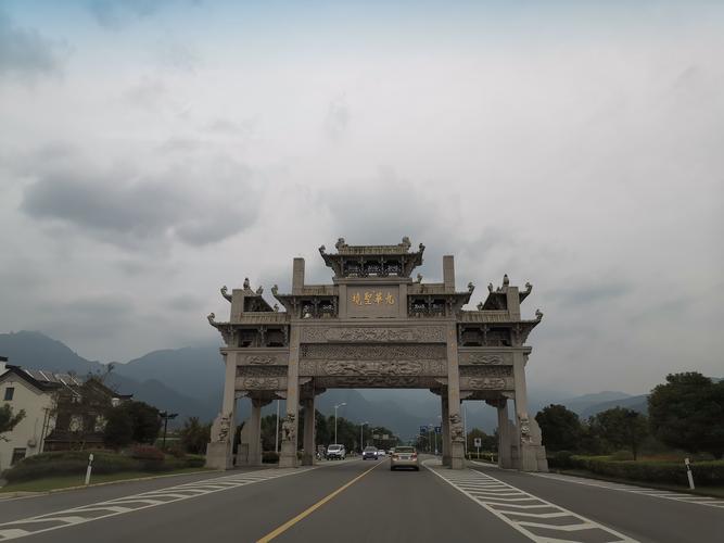 学隆江卤猪脚饭多少钱（学隆江卤味：体验地道口味，品味经典美食）